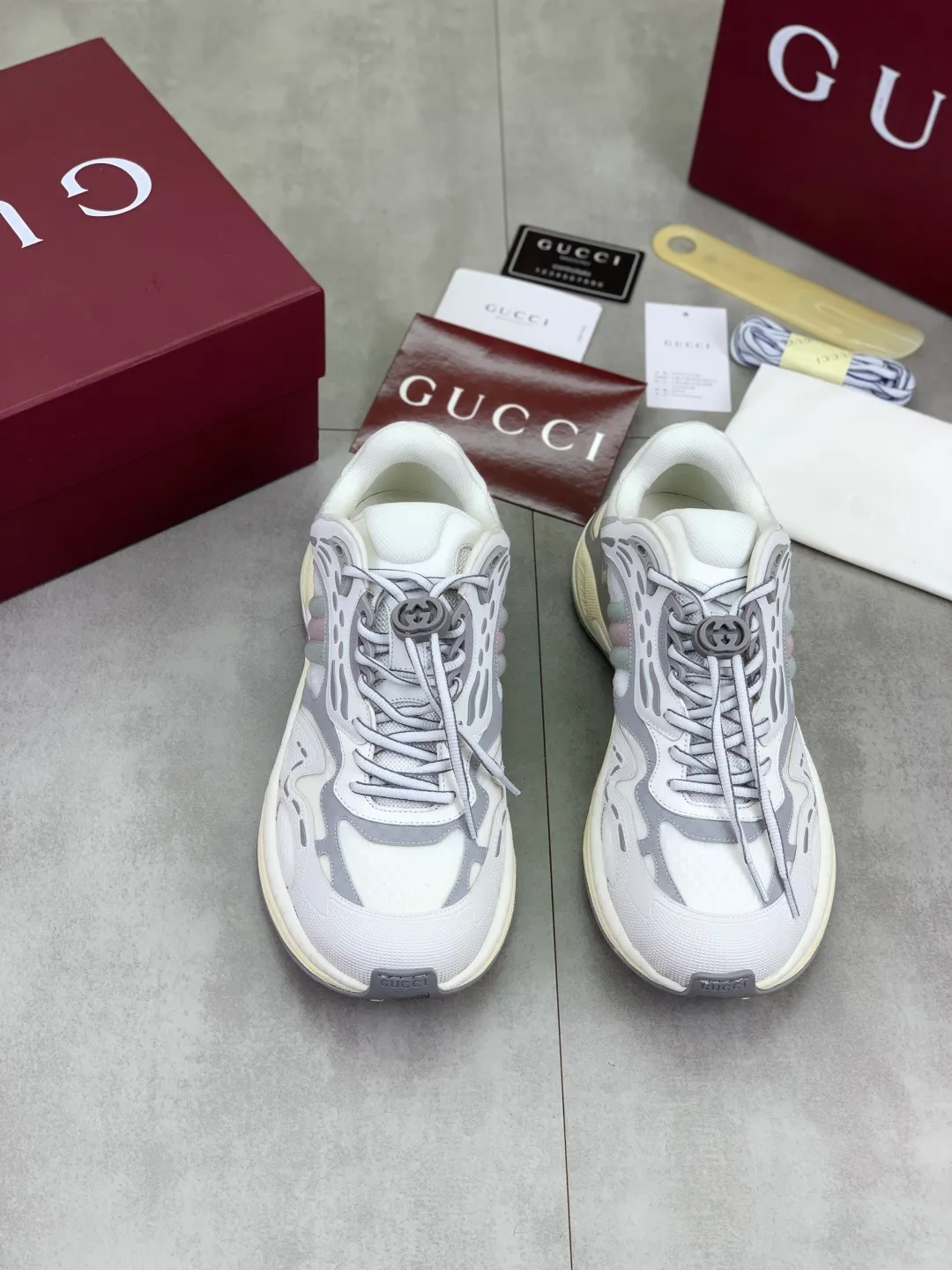Men's shoes 💰P980 new style 💰 Gucci, couple style, women's style will be released later, new 2.0 futuristic sneakers‼ ️A pair of subversive sneakers is here. Gucci 2.0, a full series of 4 colors with key investment, smart silhouette: slightly curved forefoot design, you can clearly feel the propulsion when commuting and trotting, and it can enhance the sense of line extension when paired with wide-leg pants or cycling pants. EVA thick soles not only have a comfortable height-increasing effect, but also reduce weight (it actually lasts 3 hours of shopping without tiring your feet!) Highlight moments for lazy people: 2. Just choose it for airport wear! You can take them off in seconds after passing the security check (you can put them on as soon as you lift the heel strap), because the shoes come with a sliding buckle, so no need! ! Tie your shoes. Really achieve the sense of relaxation that goes with you. Size: Female 35-40 Male 39-45